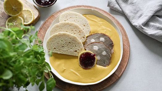 Jak péct svíčkovou v troubě? Šťáva z masa dokonale ochutí použitou zeleninu