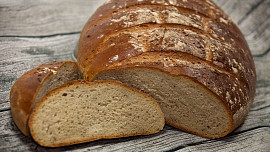 Jak udělat křupavou kůrku na chlebu? Krok za krokem k dokonalosti