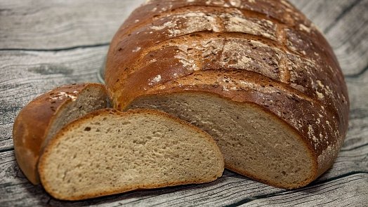 Jak udělat křupavou kůrku na chlebu? Krok za krokem k dokonalosti