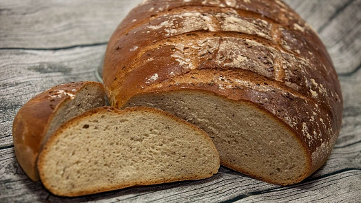 Jak udělat křupavou kůrku na chlebu? Krok za krokem k dokonalosti