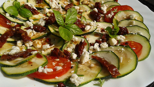 15 receptů na carpaccio nejen z masa: Pochoutku uděláte ze zeleniny, ovoce i hub