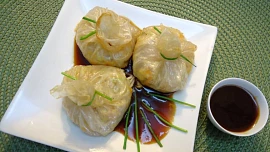 Jak použít rýžový papír při vaření? Uděláte z něj slané i sladké pochoutky