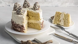 Čím zvlhčit piškotové těsto a korpusy? Záleží na druhu moučníku a chuti tekutiny