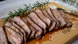Správně propečený steak je radost. Snadno ho zvládnete podle videonávodu