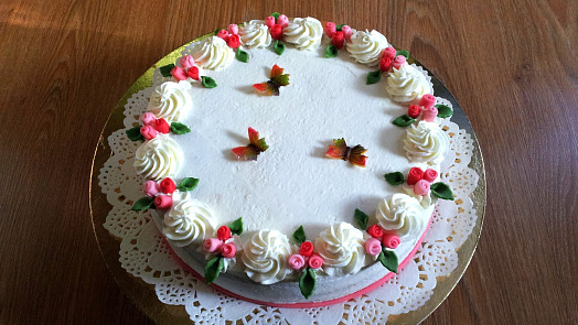 Jaký krém na obmazání dortu? Mělo by nás také zajímat, jestli se hodí pod potahovku