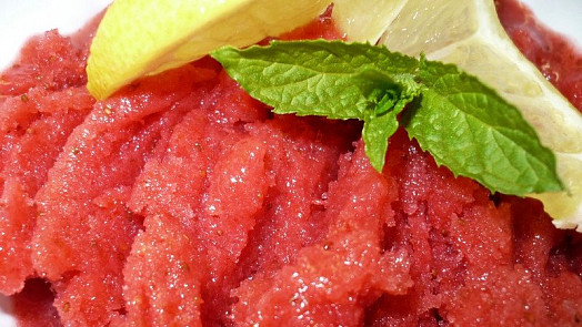 Jak udělat jahodový sorbet? S námi jeho snadnou přípravu zvládnou i děti