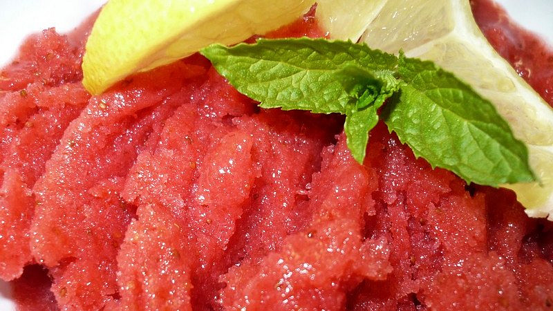 Jak udělat jahodový sorbet? S námi jeho snadnou přípravu zvládnou i děti
