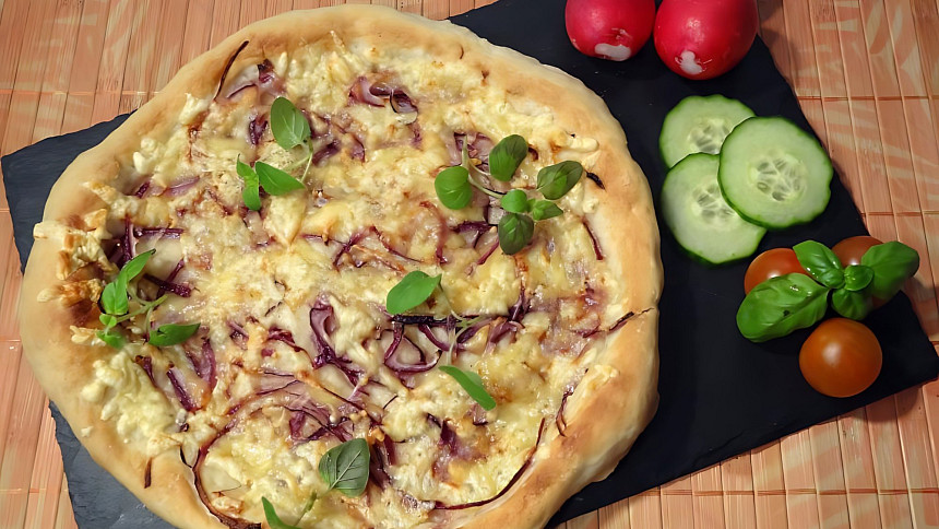 Jak udělat smetanový základ na pizzu? Vyzkoušejte alternativu k rajčatové omáčce