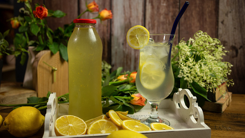 Jak udělat sirup z květů černého bezu bez vaření? Naučte se jednoduchý postup