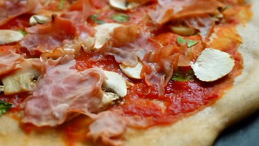 Co se dává na šunkovou pizzu? Možností je mnoho, poradíme ty nejoblíbenější