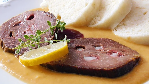 Čím prošpikovat maso na svíčkovou? Kromě špeku a zeleniny můžete použít i bylinky