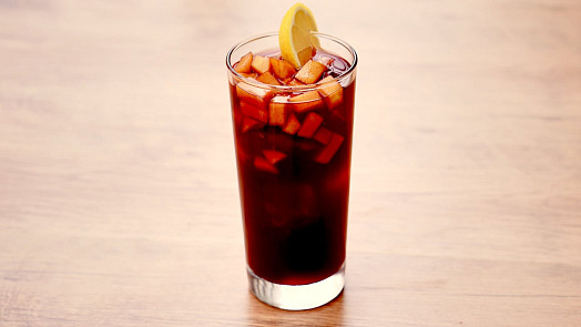 Jak udělat alkoholický nápoj sangria? Základem je červené víno a kousky ovoce