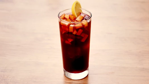Jak udělat alkoholický nápoj sangria? Základem je červené víno a kousky ovoce