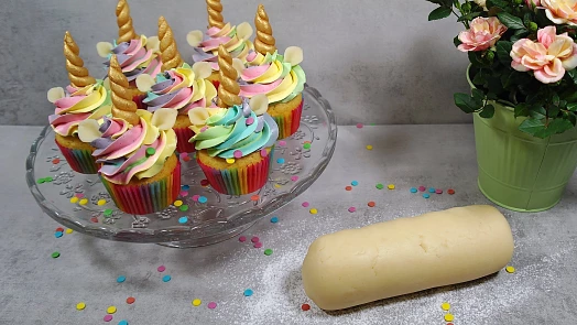Modelovací hmota ozdobí dort i cupcaky. Naučte se ji podle videonávodu