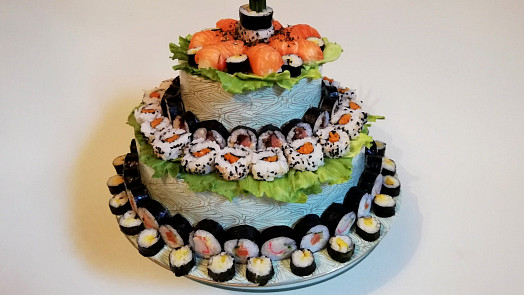 Sushi dort je úžasná skládanka exotických, barevných a chutných lahůdek z rýže