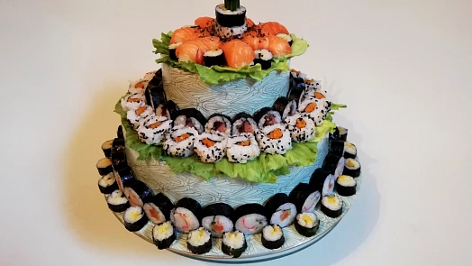 Sushi dort je úžasná skládanka exotických, barevných a chutných lahůdek z rýže