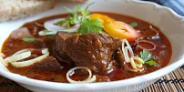 Kdy se dává paprika do guláše? Načasování je klíčové pro perfektní výsledek