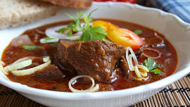Kdy se dává paprika do guláše? Načasování je klíčové pro perfektní výsledek