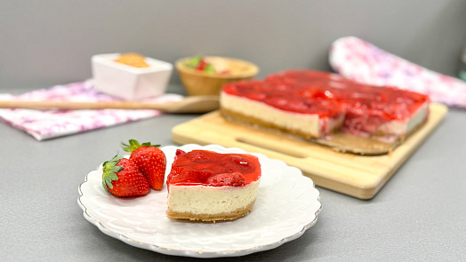 Jahodové cheesecake řezy voní létem. Naučte se je podle videonávodu