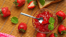 Kolik cukru na jahodovou marmeládu? Poradíme nejen začínajícím kuchtíkům