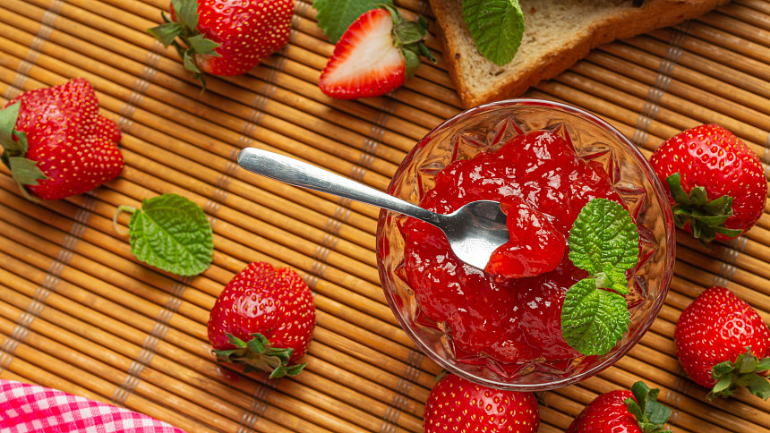 Kolik cukru na jahodovou marmeládu? Poradíme nejen začínajícím kuchtíkům