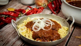 Jak uvařit hospodský guláš? Tradiční verze vyžaduje více času k získání silné chuti