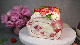 Jahodová palačinková roláda chutná už od pohledu. Naučte se ji podle videonávodu