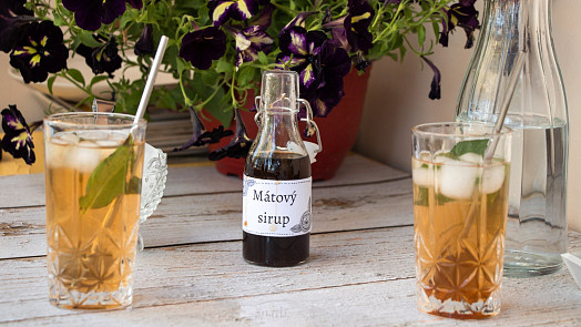 Jak připravit mátový sirup? Pouze ze 3 surovin vyrobíte skvělé letní osvěžení
