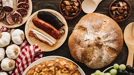 Co ochutnat na Slovensku? Bryndzové halušky, lokše, škvarkové pagáče a prívarok