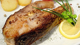 Jak péct kapra v remosce? Praktická přenosná trouba šetří čas, místo i peníze