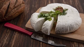 Jak udělat domácí sýr? Podle jednoduchého postupu ho zvládnou i začátečníci