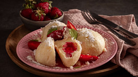 Jak dlouho vařit ovocné kynuté knedlíky v páře? První kousek je vždy zkušební