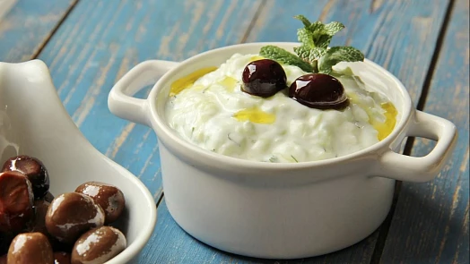Řecké tzatziki podle ČSN: Dopřejte si v horkých dnech osvěžující salát z okurek
