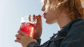 Pitný režim na cestách není radno podceňovat. Lahev s vodou mějte vždy po ruce