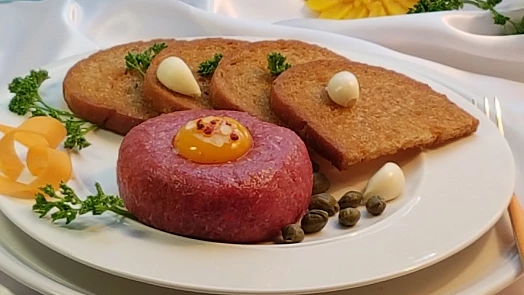 Jak se dělá nejlepší domácí tatarák? Základem je kvalitní syrové hovězí maso
