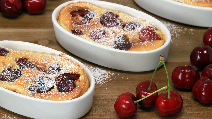Jak upéct tradiční francouzský clafoutis? Třešním nechte pecky a nešiďte smetanu