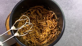 Pomocí šlehací metly připravíte trhané maso jedna dvě. Zkuste to podle videonávodu