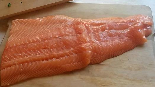 Jak snadno stáhnout kůži z lososa? Podle našeho návodu to hravě zvládnete