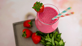Jak udělat jahodové smoothie? Citrónová šťáva a máta si s jahodami rozumí nejlépe