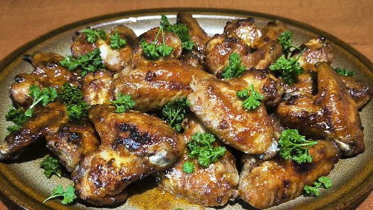 Jak dlouho péct křídla? Poradíme, jaká je optimální teplota i způsob pečení