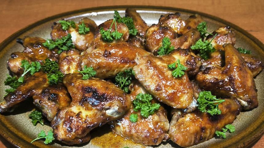 Jak dlouho péct křídla? Poradíme, jaká je optimální teplota i způsob pečení