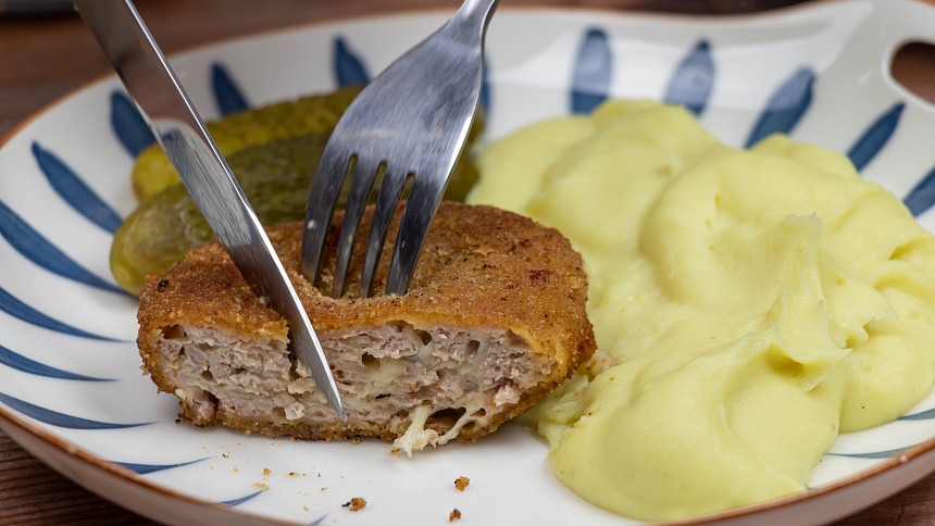 Jak dlouho smažit holandský řízek? Na pánvi bude hotový dřív než v troubě