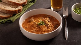 Chyby při vaření segedínského guláše: Tvrdé maso a nedovařené zelí nepotěší