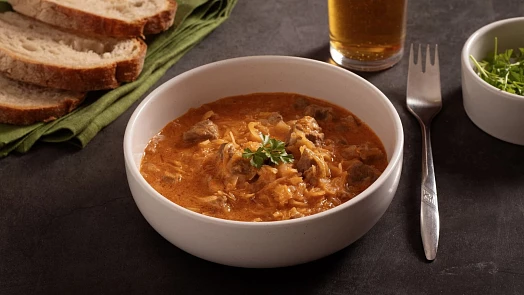 Chyby při vaření segedínského guláše: Tvrdé maso a nedovařené zelí nepotěší