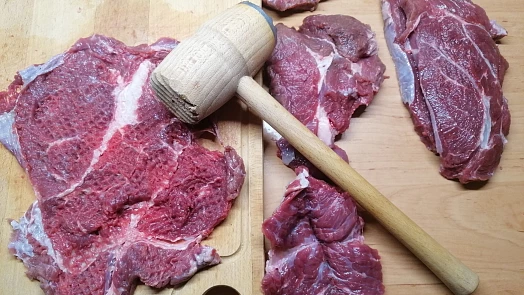Co použít místo paličky k naklepání řízků? Některá masa potřebují šetrné zacházení