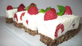 15 malinových dobrot: Vychutnejte si malinové řezy, svěží poháry i horké maliny