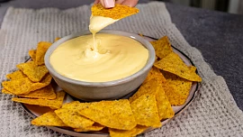 Sýrová omáčka k nachos je směsicí sýrů a smetany. Zkuste ji podle videonávodu
