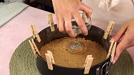 Sušenkový základ cheesecaku podle videonávodu už se vám jen tak nerozpadne