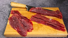 Nakrájet maso na tenké plátky není žádná věda. Zkuste to podle videonávodu