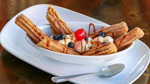 Co se vaří ve Španělsku. Znáte paellu, churros, jamón, gazpacho, fuet a sangrii?